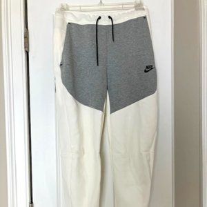 Reposhed Men's Nike Tech Joggers